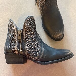 Circle G Corral Cutout Shortie Ankle Boots